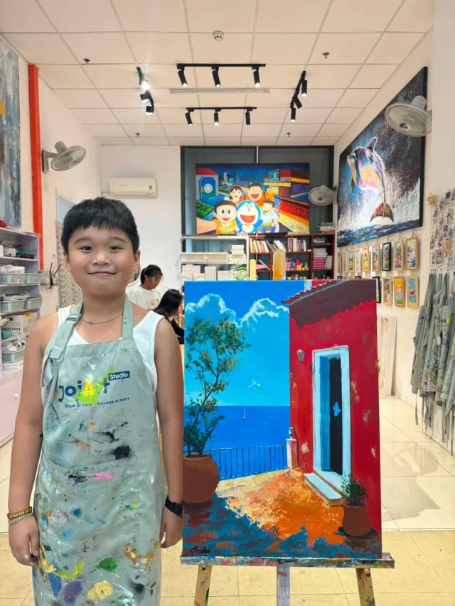 Học viên JoiArt Studio với bức tranh biển