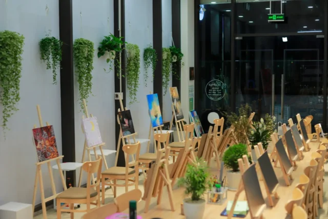 Không gian lớp học vẽ JoiArt Studio với giá vẽ và cây xanh