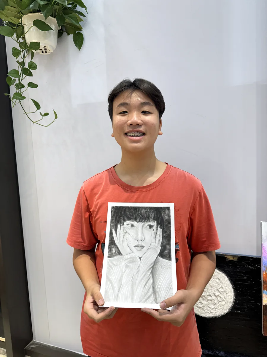 Học viên JoiArt Studio với tranh ký họa chân dung bằng chì