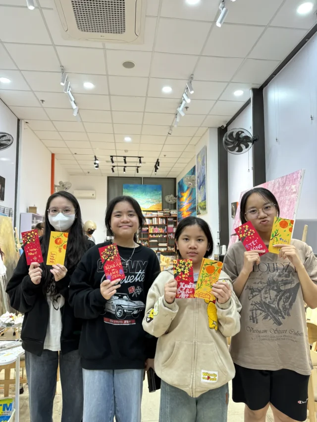 Nhóm học viên JoiArt Studio với bao lì xì tự trang trí